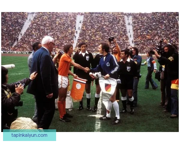 克鲁伊夫职业轨迹分析：传奇球员生涯成就与战术影响力解析